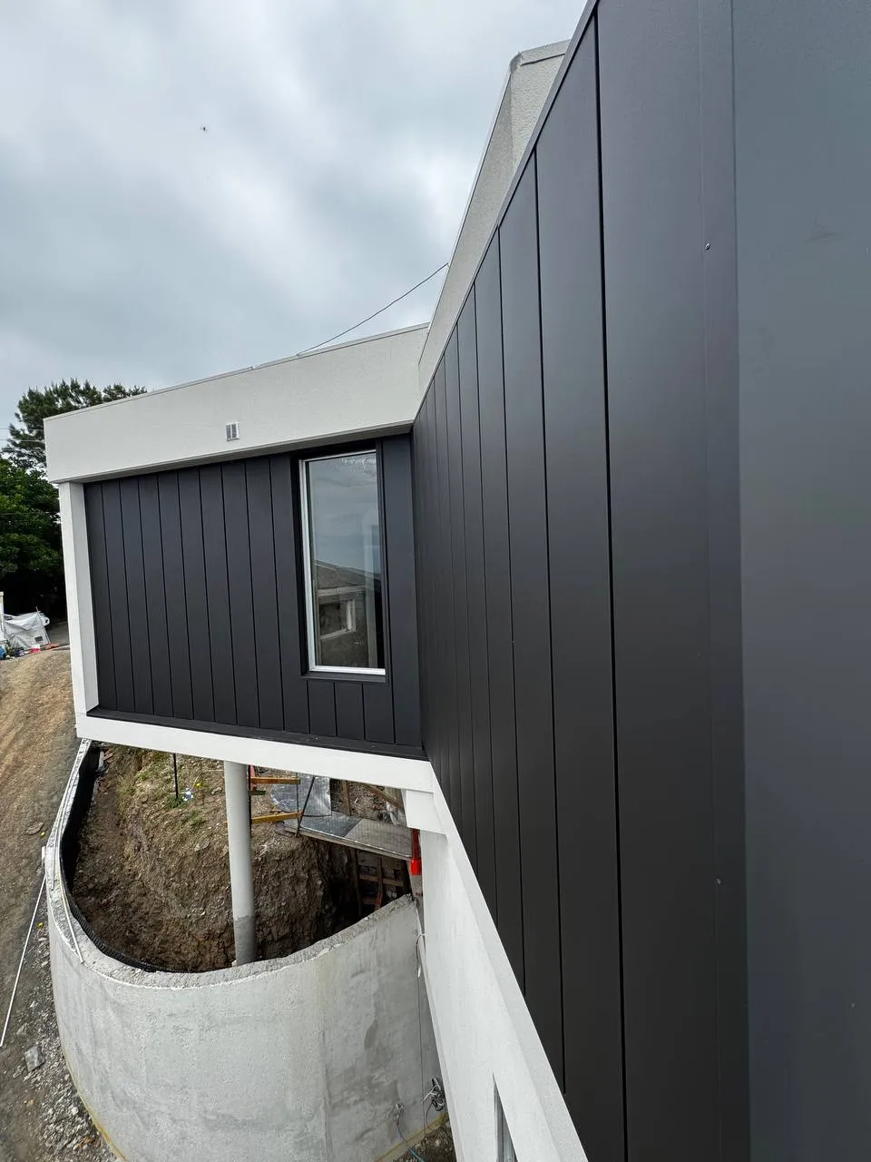 Charcoal architectural cladding facade in Wollongong